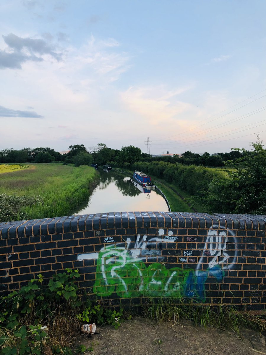 Evening walk along the canal on the longest day… 🌅 👋 

#summersolstice #sunset #longestday #canalwalk #AshbyDeLaZouchCanal