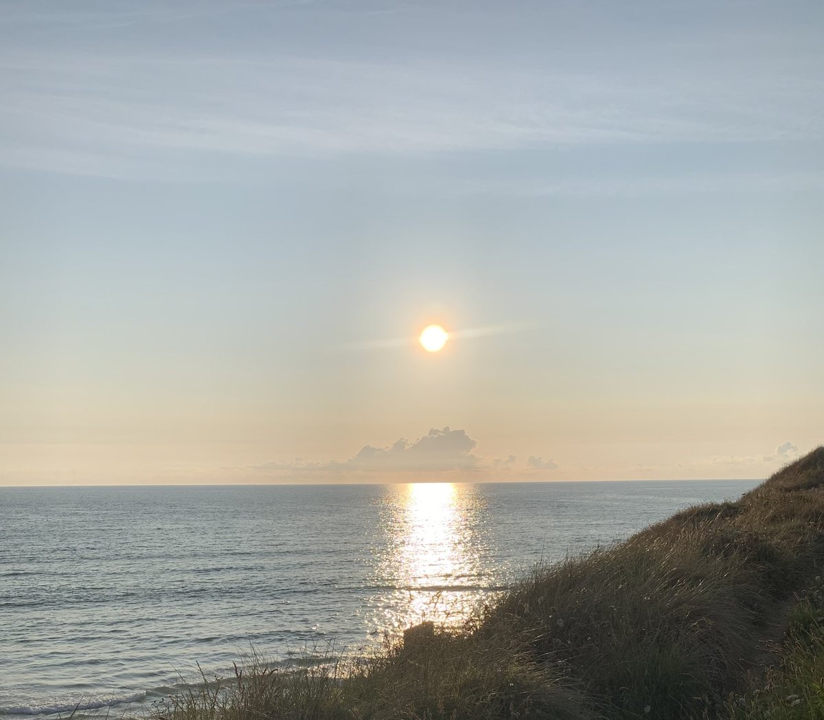 cycle_cornwall's tweet photo. Watching the sun go down on the longest day of the year 🌅#SummerSolstice #SummerSolstice2023 #perranporthbeach #happydays https://t.co/OSmgrEjj3H