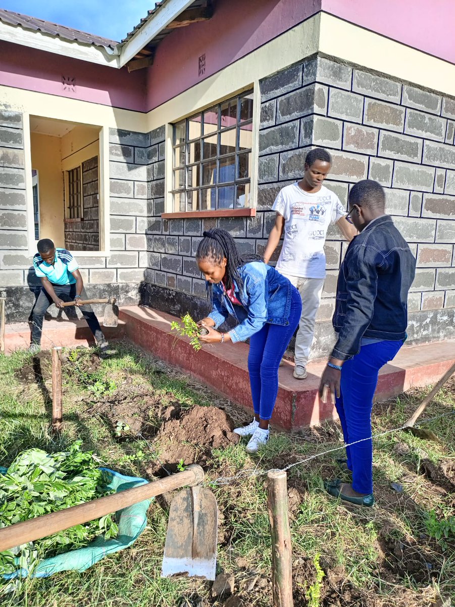 Antoinett2002's tweet photo. 🌱 Proud moment! @RVISTNAKURU CEEP team, consisting of 19 trainees and two trainers, successfully planted a total of 73 fruit trees and beautiful ornamental flowers at RVIST Primary School . Appreciation to everyone involved for this great work! 🌳🌼 #Sustainability
#nutrition https://t.co/bnu5fOSXtn