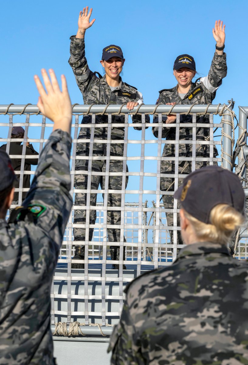 DefenceAust's tweet photo. Welcome home #HMASToowoomba! ⚓ #YourADF returned home to Fleet Base West in Rockingham after 3 months away participating in operations &amp; international engagements, including #OpResolute, #ExKomodo &amp; the International Maritime Defence Exhibition. 🚢💪
📖https://t.co/Te3MiZx04a https://t.co/fE3RTG6sH1