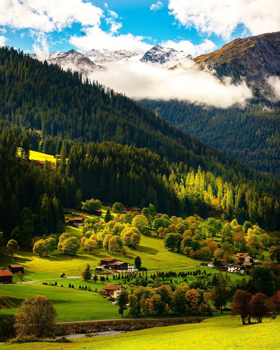 Nature in Graubunden 💚

📸: @mnfrrd28 

#davos #klosters #nature #graubunden #visitgraubunden #romanticgetaway #naturephotography #luxurytravel #Switzerland #swisstravel #scenery