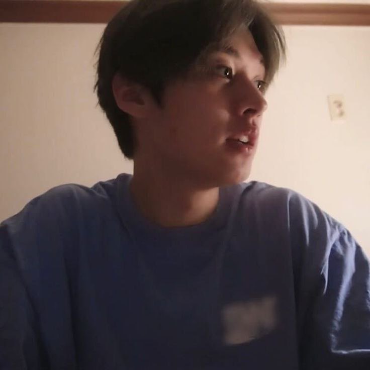 seoxxemin's tweet photo. #minsung au
джисону нравится их новый староста. он просит его номер телефона. но когда парень пишет ему, отвечает не милый феликс, а его брат. 

или au по звуку: 
–не скучай, я наверное наберу тебе завтра.
–номер дай
(и я дал ей номер своего брата) https://t.co/6jGGgdAAP9