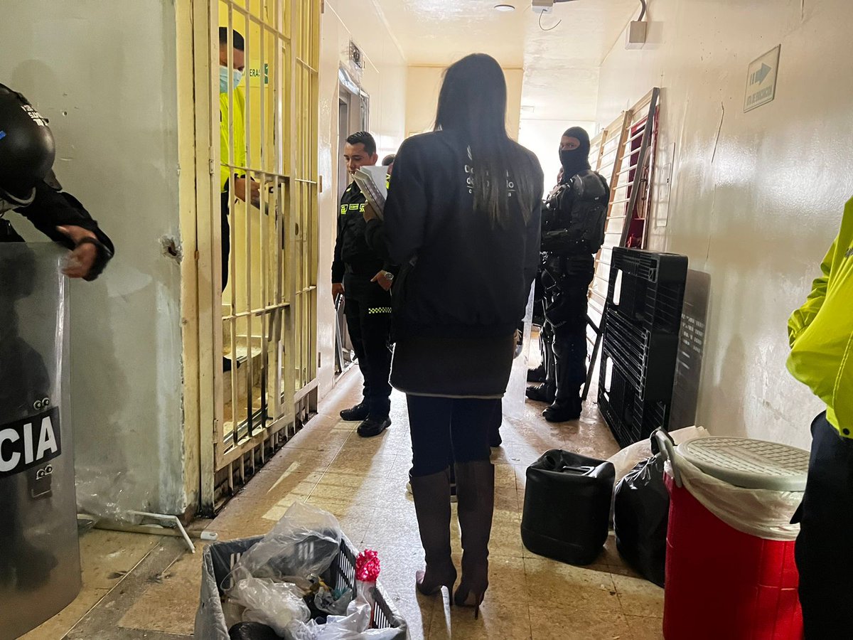 DefensoriaCol's tweet image. Regional #Bogotá visitó Unidad de Reacción Inmediata #PuenteAranda para verificar si hubo afectaciones a #DDHH en población privada de la libertad y personal de Policía, luego del amotinamiento de esta madrugada. Se constató que no hubo lesionados y que la situación es normal.