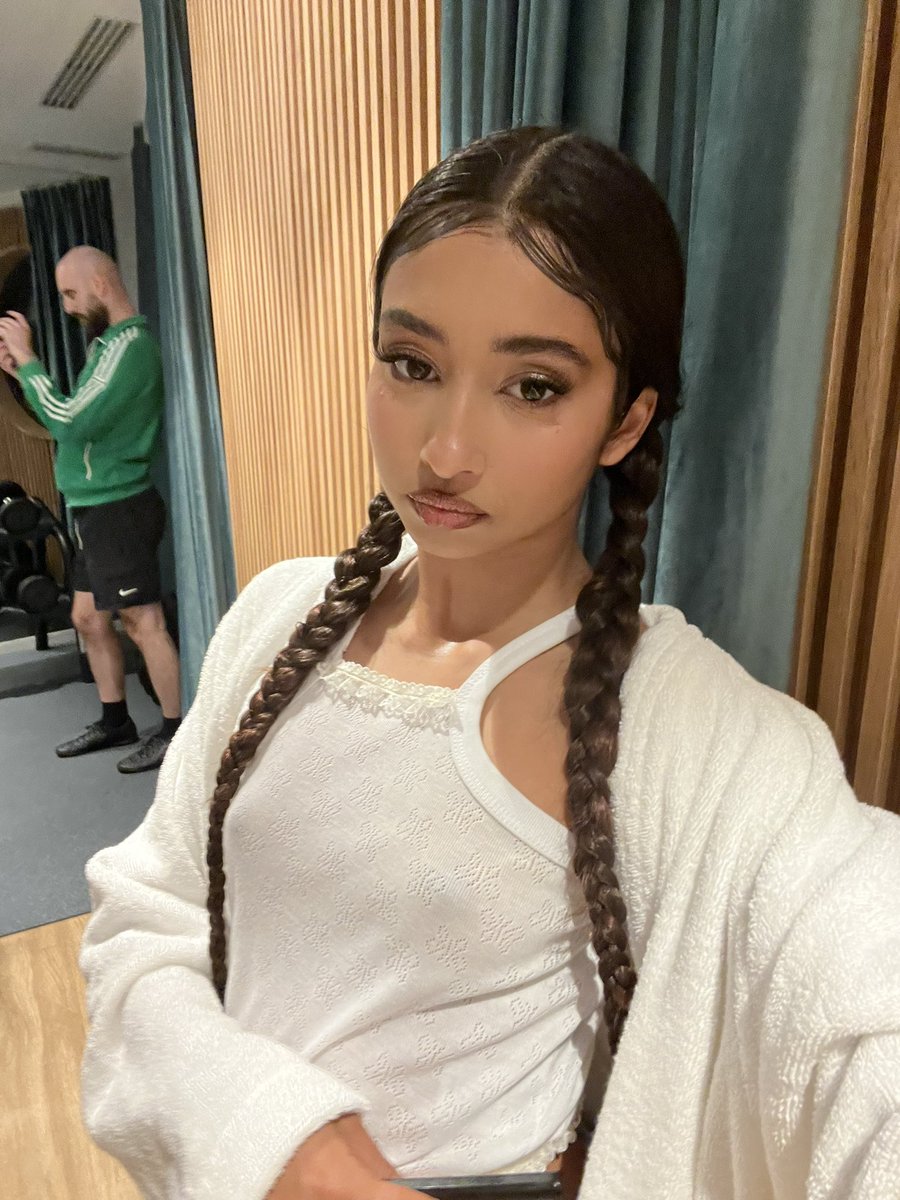 Bb on X: Aunque no lo parezca estoy trabajando en todas las fotos  t.colb5tzk3J8j  X