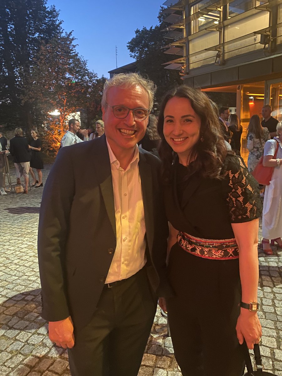 Große Freude! Theodor-Wolff-Preis für ⁦<a href="/dbroessler/">Daniel Brössler</a>⁩ und ⁦<a href="/dunjaramadan/">Dunja Ramadan</a>⁩! Gratulation auch an alle Nominierten, u.a. ⁦<a href="/CathrinKahlweit/">Cathrin Kahlweit</a>⁩ und Thorsten Schmitz. Ein schöner Sommerabend für die ⁦<a href="/SZ/">Süddeutsche Zeitung</a>⁩