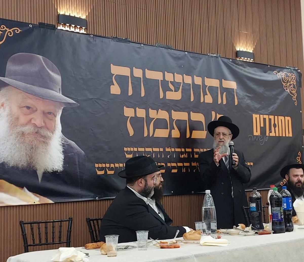 AryeErlich's tweet photo. חבר מועצת חכמי התורה הגאון רבי דוד יוסף בהתוועדות ג' תמוז באלעד: "אבא זצ"ל כתב לרבי מליובאוויטש איגרת ברכה ליום ההולדת עם תארים שהוא לא כתב לאחרים. הרבי אהב וחיבר את יהודי המזרח ודאג להם עוד לפני השואה. אין לקבי מליובאוויטש אח ורע בהטמעת מסירות נפש אצל החסידים למען כל יהודי". https://t.co/TvBTaZUXEq