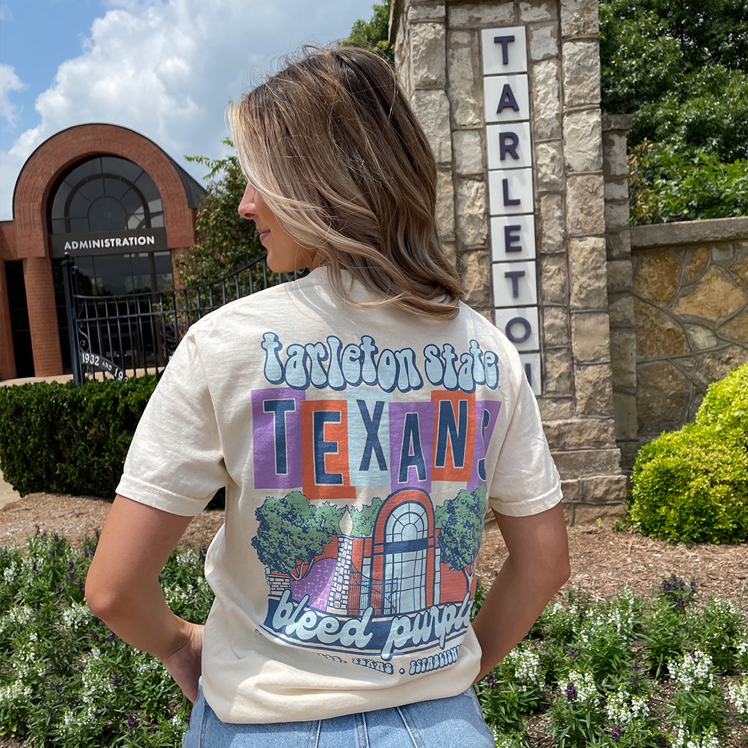 TarletonSports's tweet image. Can’t be a true Texan without gear &amp;amp; we know the best place to get it 🤠 

Five days this fall need that apparel showcased too 👀

Barefoot: bit.ly/TexanBarefoot
Get tickets ➡️ bit.ly/FBSeasonTicket…

#TexanNation x #BleedPurple