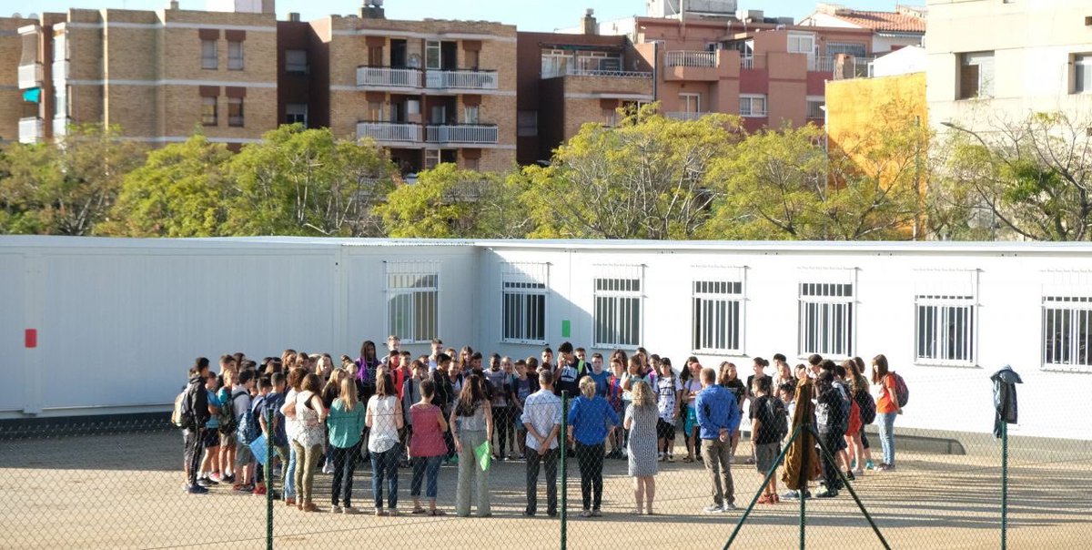 firemat1's tweet photo. @Ins5Senies @SSTTMVO @mem_educatiu @EducacioMataro En aquesta foto, el primer dia de curs d’aquesta primera promoció allà pel 2017. https://t.co/EtV5aO6g92