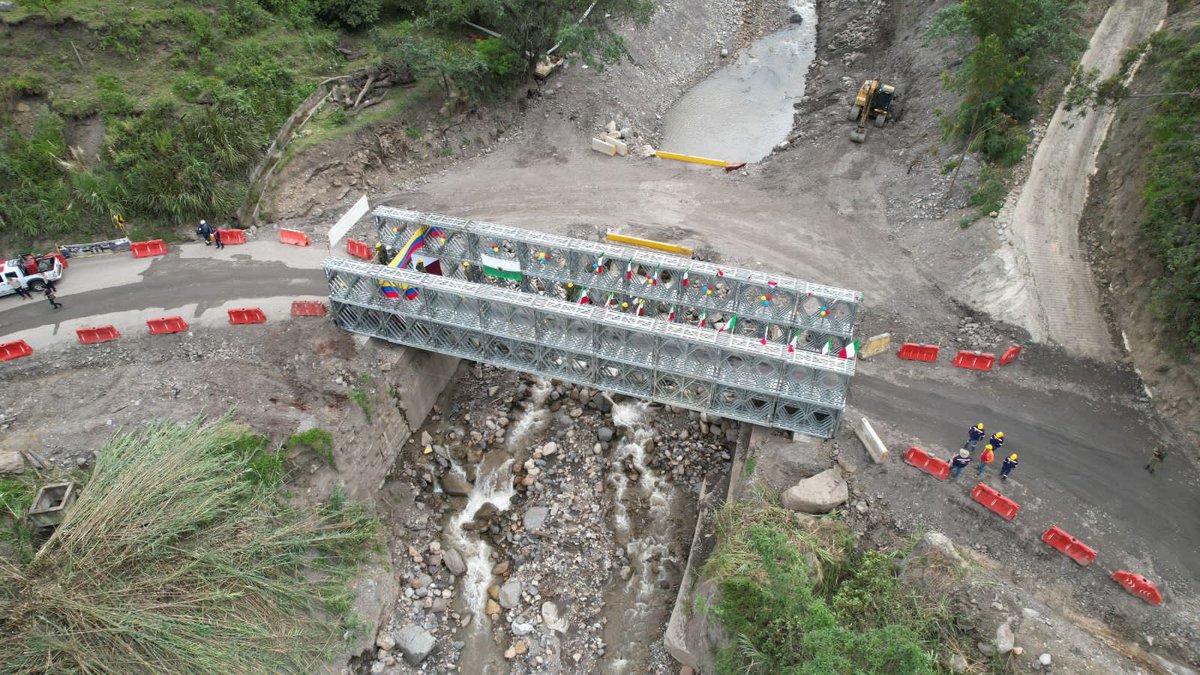 Ingenieros_EJC's tweet photo. Este puente militar permitirá conectar tres departamentos devolviendo la tranquilidad, movilidad y el comercio de productos agrícolas a todos los habitantes de la región. 
#PatriaHonorLealtad https://t.co/x5DZ4OnQEp