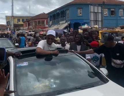 AfricaSofficial's tweet photo. Black Stars captain Andre Ayew receives heroic welcome in Sunyani ahead of All Star Festival https://t.co/H4EKKGz7We https://t.co/z35kQ1DY5G
