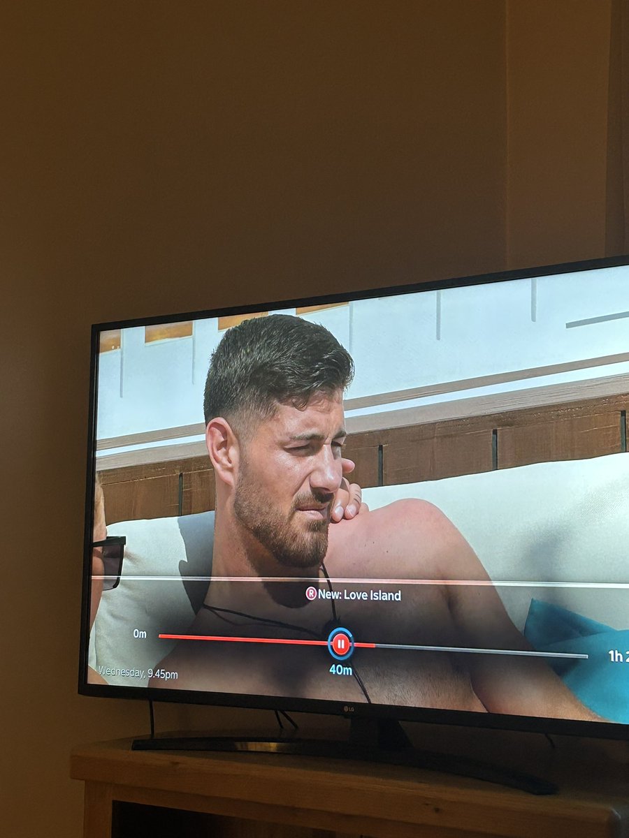 emswindlehurst's tweet photo. Who’s hand is this!! #LoveIsland https://t.co/u2zXAmsKWt