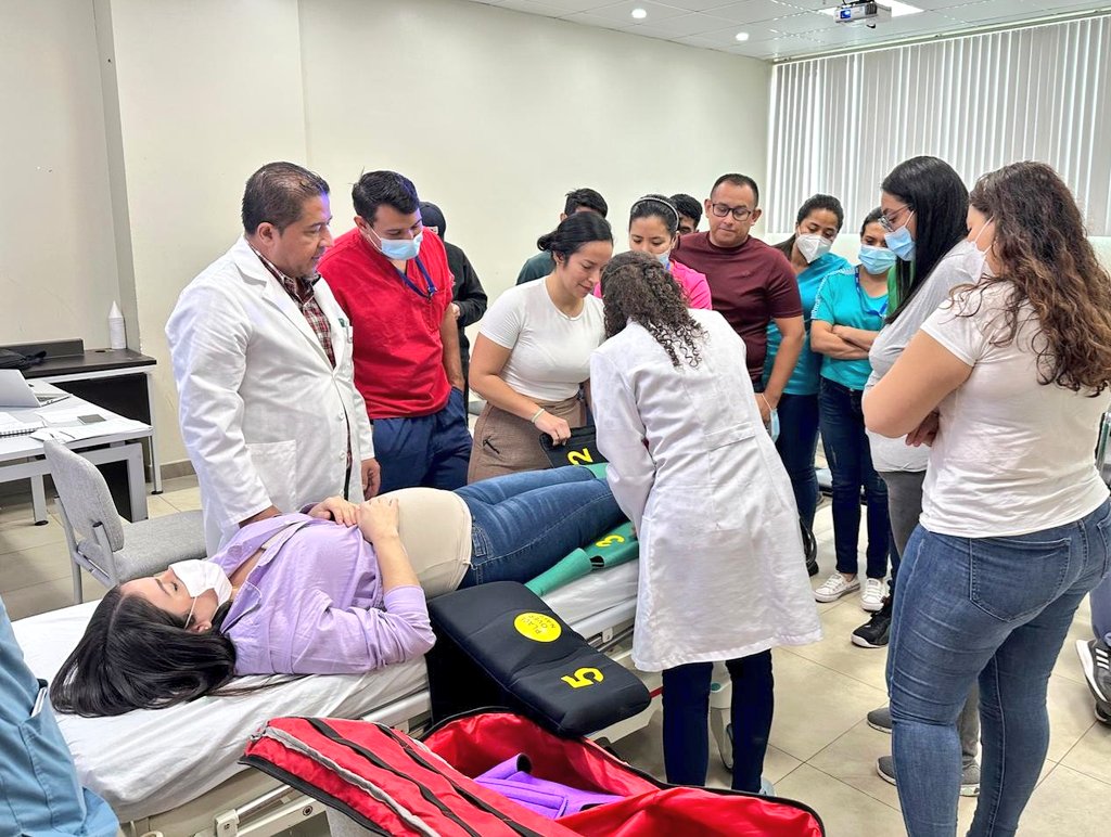 LosRiosIESS's tweet photo. #IESSatuServicio l El Hospital IESS Quevedo capacitó al personal de salud sobre Claves Obstétricas para estar preparados y coordinados ante emergencias obstétricas como shock séptico, eclampsia y shock hipovolémico y así garantizar la salud de madres e hijos durante el parto.🤱 https://t.co/JdBTLbiiO6