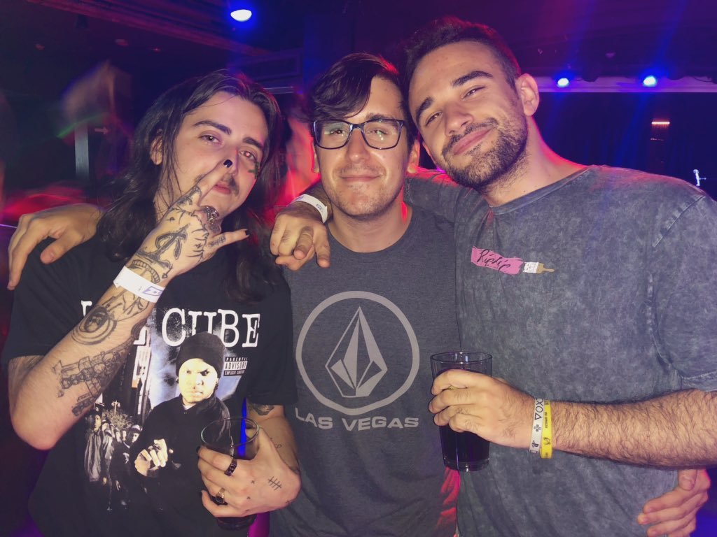 e1000ioSellet's tweet photo. pero que
pero que coño hacemos Jaime, Marco y yo d fiesta https://t.co/uZ1HnTkF94