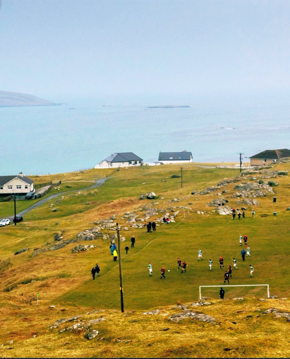 Kuzey Atlas Okyanusu üzerinde İskoçya’ya bağlı Eriskay adasında gezegenin en güzel ve doğal sahalarından biri bulunuyor'. 
Adanın bir de yerel amatör derbisi var. Eriskay-Barra. Barra diğer ada kulübünün ismi. Eriskay futbol kulübü renklerini ve formasını Celtic’ten ilham almış.