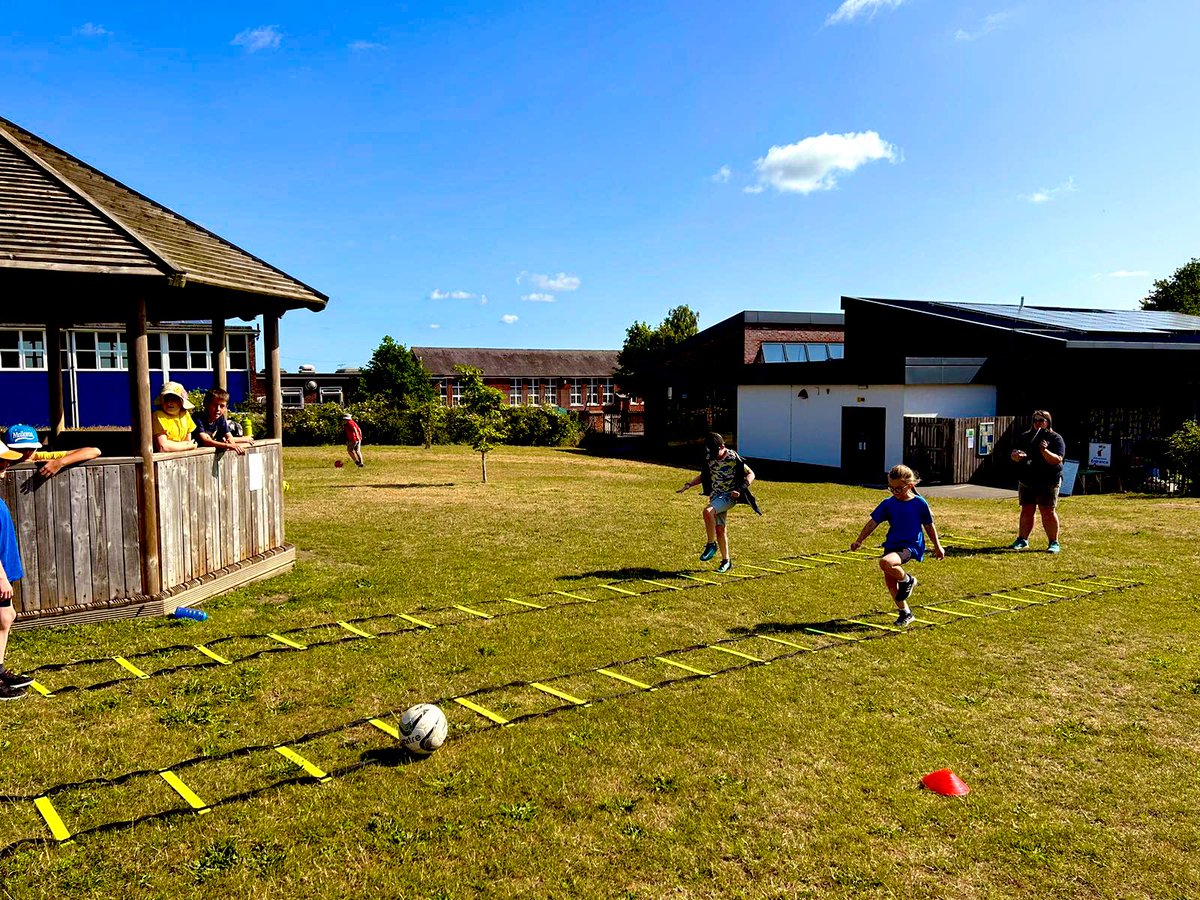 Astley_Primary's tweet image. Some incredible team spirit on display in our CLOCKWORK SPORTS action today ⏰ 🏏 …teamwork at its finest 🌟 

#aceactiveweek #weareastley #weareace #wellbethereforyou 🩵