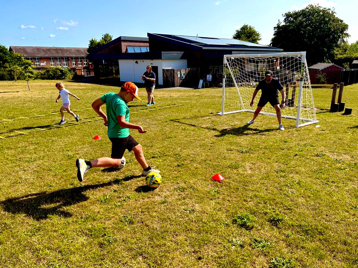 Astley_Primary's tweet image. Some incredible team spirit on display in our CLOCKWORK SPORTS action today ⏰ 🏏 …teamwork at its finest 🌟 

#aceactiveweek #weareastley #weareace #wellbethereforyou 🩵