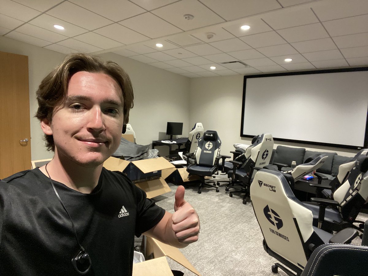 EG ScrewFace on Twitter "Anyone need a secret lab chair?😋"