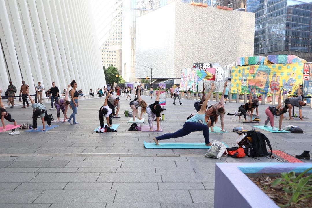 4WTC's tweet photo. Sputnik Yoga is bringing a range of fitness and wellness classes to the World Trade Center on select Wednesdays this summer. 

This series encourages healthy #wellbeing habits and classes that include yoga, meditation, HIIT &amp; more

https://t.co/CNHkKJrmxz

Photos by @sputnikyoga https://t.co/sbFloQszAs