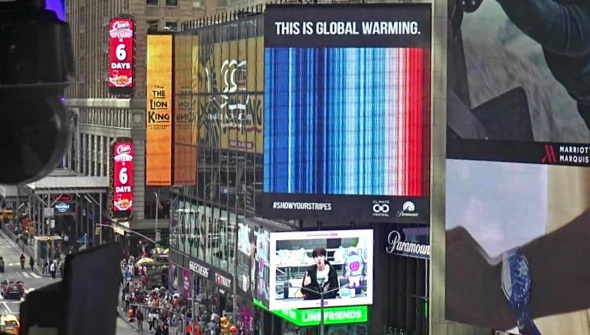 ClimateCentral's tweet photo. Warming Stripes in Times Square! Thank you, @paramountco, for supporting #ShowYourStripes Day! 🌎 #NYC https://t.co/ekUhaNuIy1