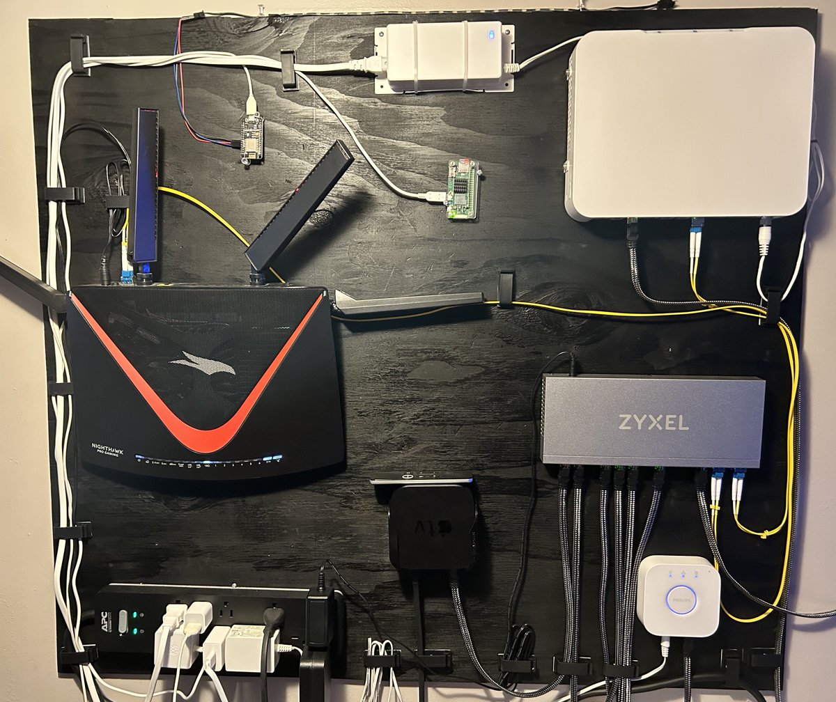 im_L0r3's tweet photo. 10 Gbps fiber feeding my LAN and wLAN. All cat8 in the house.
Excessive? ✅
Nerdgasam? ✅ https://t.co/hOFxIzRrV9