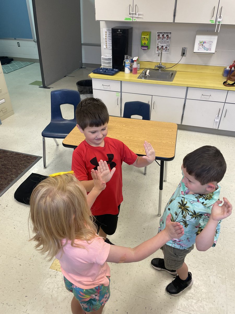 “We can high five at the same time, together, like a family.” 💙 #LPSsummer2023 #SharetheGoodLPS