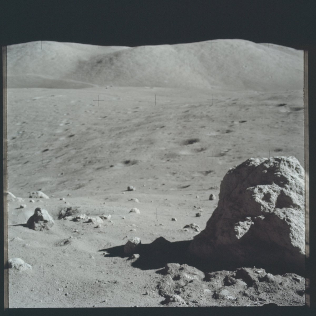 moonshotbot's tweet photo. 🌜🌘🌖
Apollo 17 Hasselblad image from film magazine 137/C - EVA-2
🚀🚀🌙
 https://t.co/fhUrOkRvEx https://t.co/ocC6HH8JAo