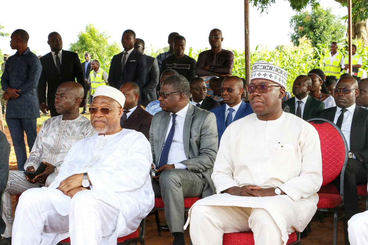 #OnSeSouvient

Les Togolais ont rendu hommage ce 21 juin, à leurs martyrs lors d’une cérémonie de recueillement et de souvenir national.

Dans le grand Lomé, c’est le Gal D. Yark qui a déposé au nom du Président de la République, SEM. Faure E. Gnassingbé, une gerbe de fleurs