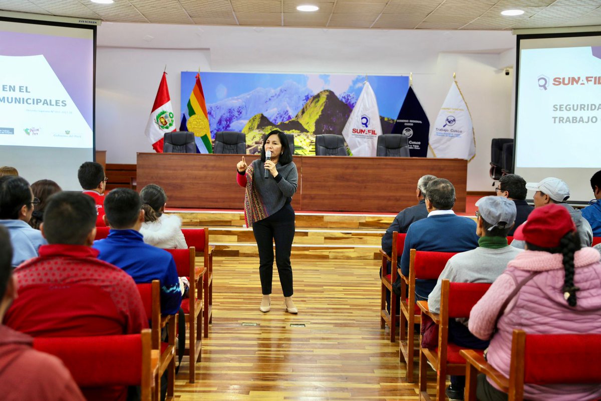 SunafilPeru's tweet photo. 📢 [LO ÚLTIMO] 
✅ Con la finalidad de fortalecer las capacidades de los gremios sindicales y trabajadores obreros sindicales de las municipalidades provinciales y distritales de #Cusco, la superintendenta Flor Cruz desarrolló una exposición sobre prevención de riesgos laborales. https://t.co/KlYuk0eQ5m