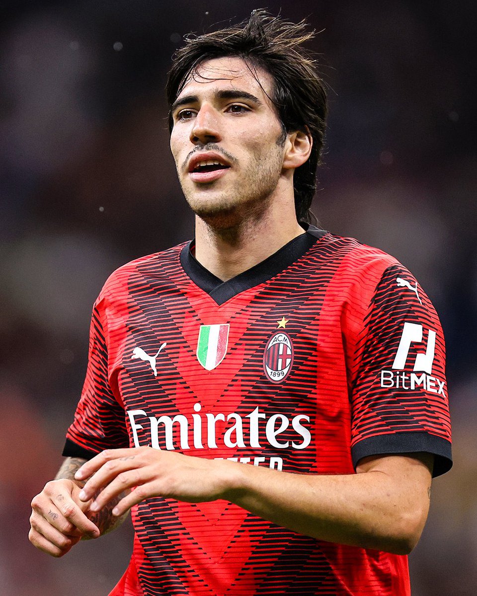 DeadlineDayLive's tweet photo. 🚨 Sandro Tonali is set to agree personal terms with Newcastle on a 6-year contract. 

Salary of €8m-a-year, with €2m bonuses. 🤑

(Source: @FabrizioRomano) https://t.co/o6T6hvkZ2Q