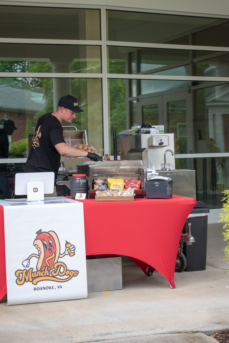 HopeTreeFS's tweet image. Everyone had a great time here at HopeSings yesterday! Thank you to MunchDogs for serving some delicious food, our sponsors, SaVida and Pinnacle, and the band SmallTown Strings for making all of this possible.  We are so thankful to everyone who showed up and donated as well!