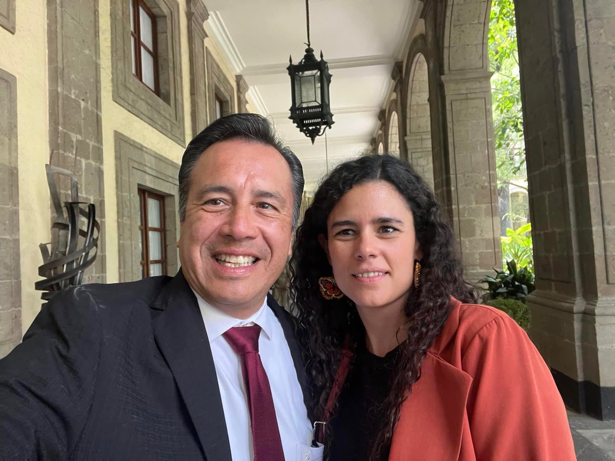 CuitlahuacGJ's tweet photo. Saliendo de la reunión con el Presidente nos saludamos afectuosamente con el nuevo Jefe de Gobierno de la Ciudad de México, @martibatres, y la reluciente Secretaria de Gobernación, @LuisaAlcalde.

Con ellos, continuaremos con los asuntos convenidos con el gobierno de la ciudad capital, así como también avanzaremos en las pláticas que mantenemos con la SEGOB y los tres estados del sur-sureste.