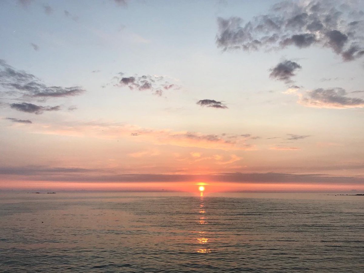 TomGirard's tweet photo. Solstice sunset… controversial pylons not included… it’s all downhill from here, I guess…
#vazon #guernsey #sunset #summersolstice https://t.co/hTkKc9Bznd