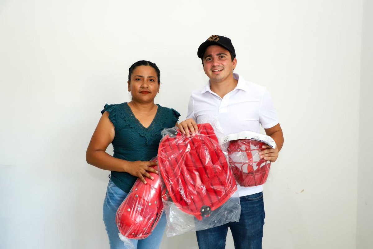 emiliolcal's tweet photo. ¡Apoyando a nuestras mujeres deportistas!

Hoy saludé a mis amigas de los equipos de sóftbol femenil de la liga municipal, platicamos sobre sus próximos partidos y les hice entrega de equipo deportivo para sus catcher.
Que no quede duda que seguiremos apoyando el deporte chenero. https://t.co/P2WIFLjQRe