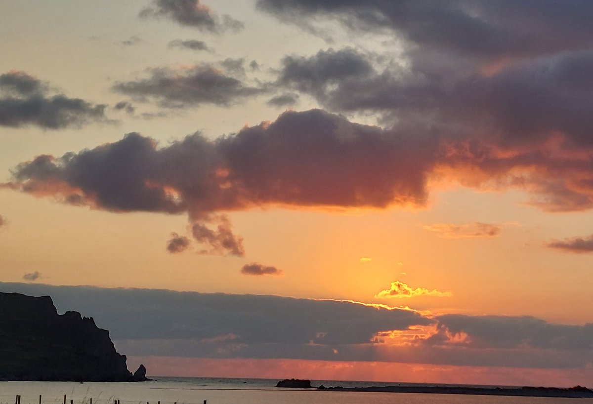 Rosieekelly28's tweet photo. #SummerSolstice
Plans to capture sunset tonight alas a club meeting ended those thoughts....
#dunaff
#stormhour
#LongestDayOfTheYear https://t.co/OHa8pr7F5g