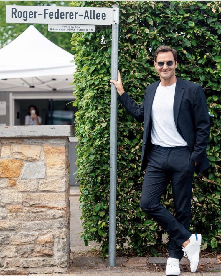 tenisblogbr's tweet photo. Com @papodeteniscast
ELE! 🎾❤️🌱
Roger Federer reencontrou os fãs e foi homenageado hoje em Halle.
#tennis #tennis🎾 #tênis #rogerfederer #federer #federerfans #federerforever #halle #tennislegend https://t.co/RhTJFr8X1E