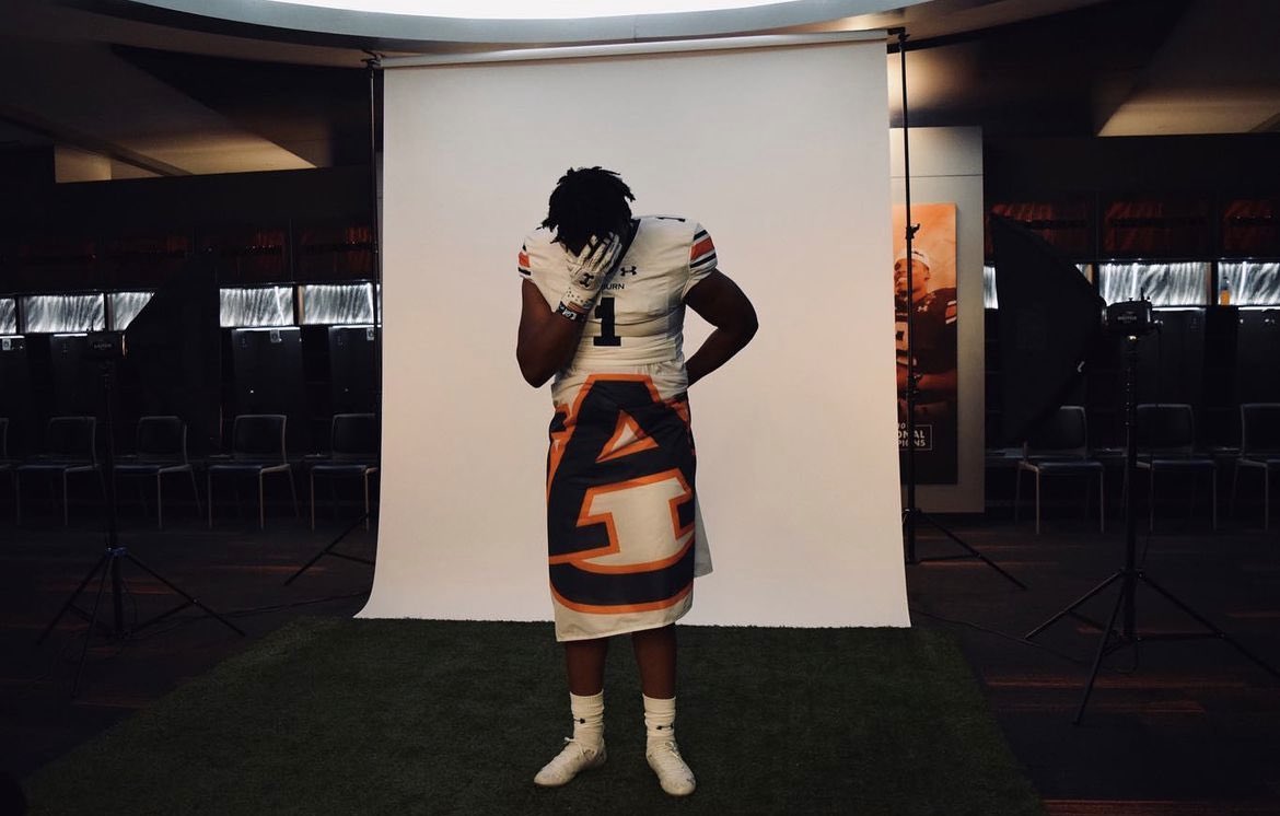 “As of right now, i’m still committed to Auburn.”- 3 Star DL Malik Autry (‘25) when asked about his current stance on his recruitment via Auburn Live’s Jeffrey Lee 👀

Y’all think Autry stays with The Tigers or flips to the Tide 🤯

#auburn #auburnfootball #auburntigers #wareagle