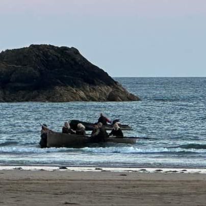 ‼️ SPOILERS FOR SEASON 2 OF HOUSE OF THE DRAGON ‼️

First leaks from today’s filming at Llanddwyn beach: we see multiple people in the boats and standing in a line. The scene might be the Red Sowing, or the Dragonseeds claiming the dragons — perhaps we can see Nettles here too!