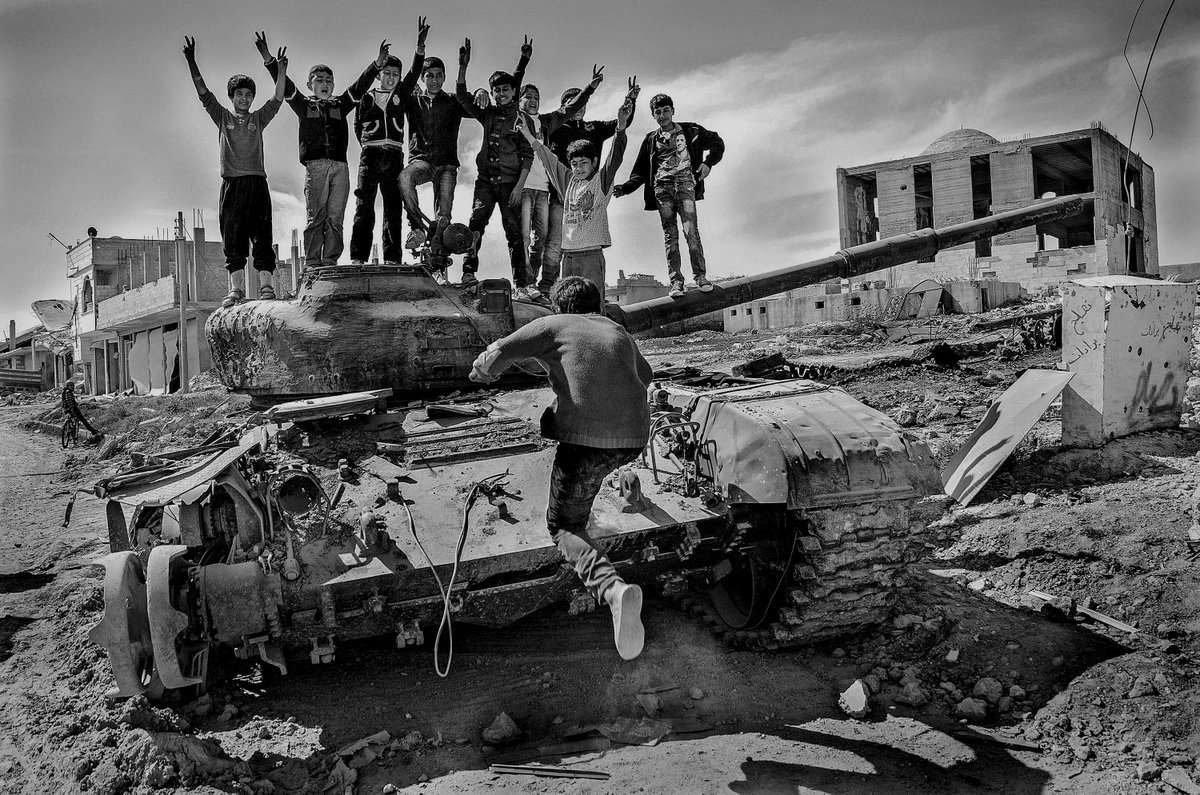 AlexandroAuler's tweet photo. During the #worldrefugeeday, I remember the children i met at the Turkey-Syria border during a trip to Kurdistan. Kobane-SYRIA. 2015.
©Alexandro Auler
#worldrefugeeday2023
#border
#refugee
#war
#syria
#turkey
#Refugees https://t.co/hSX77GWOma
