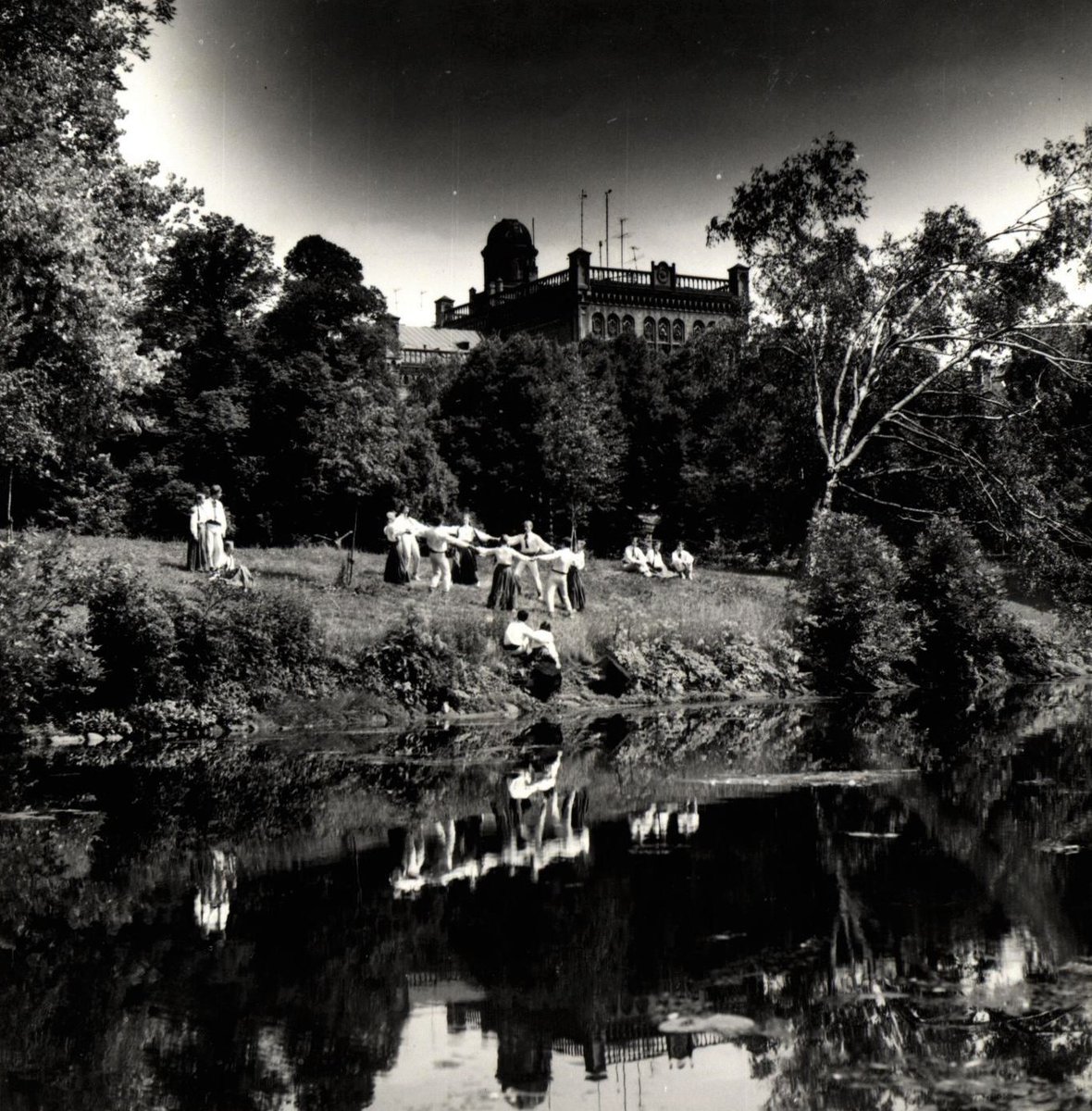 Priecīgus Līgo svētkus un Jāņus Dziesmu un deju svētku 150 gadu jubilejas priekšvakarā - attēlā <a href="/tdaDancis/">TDA Dancis</a> pie kanālmalas pretī LU galvenajai ēkai Raiņa bulvārī 19.