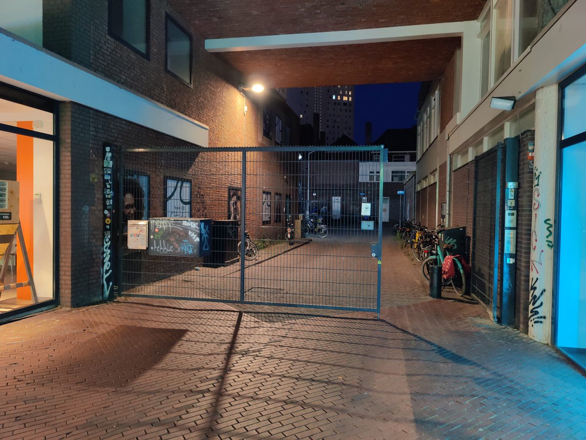 TicTrut's tweet photo. (Thread) #validisme
Welkom bij @McDonaldsNL Eindhoven Markt! Wil je met een rolstoel naar binnen? Volg dan even dit stappenplan. De mooie hoofdingang heeft alleen trappen, dus loop even om het gebouw heen naar dit charmante steegje: https://t.co/HFQfATgK0p