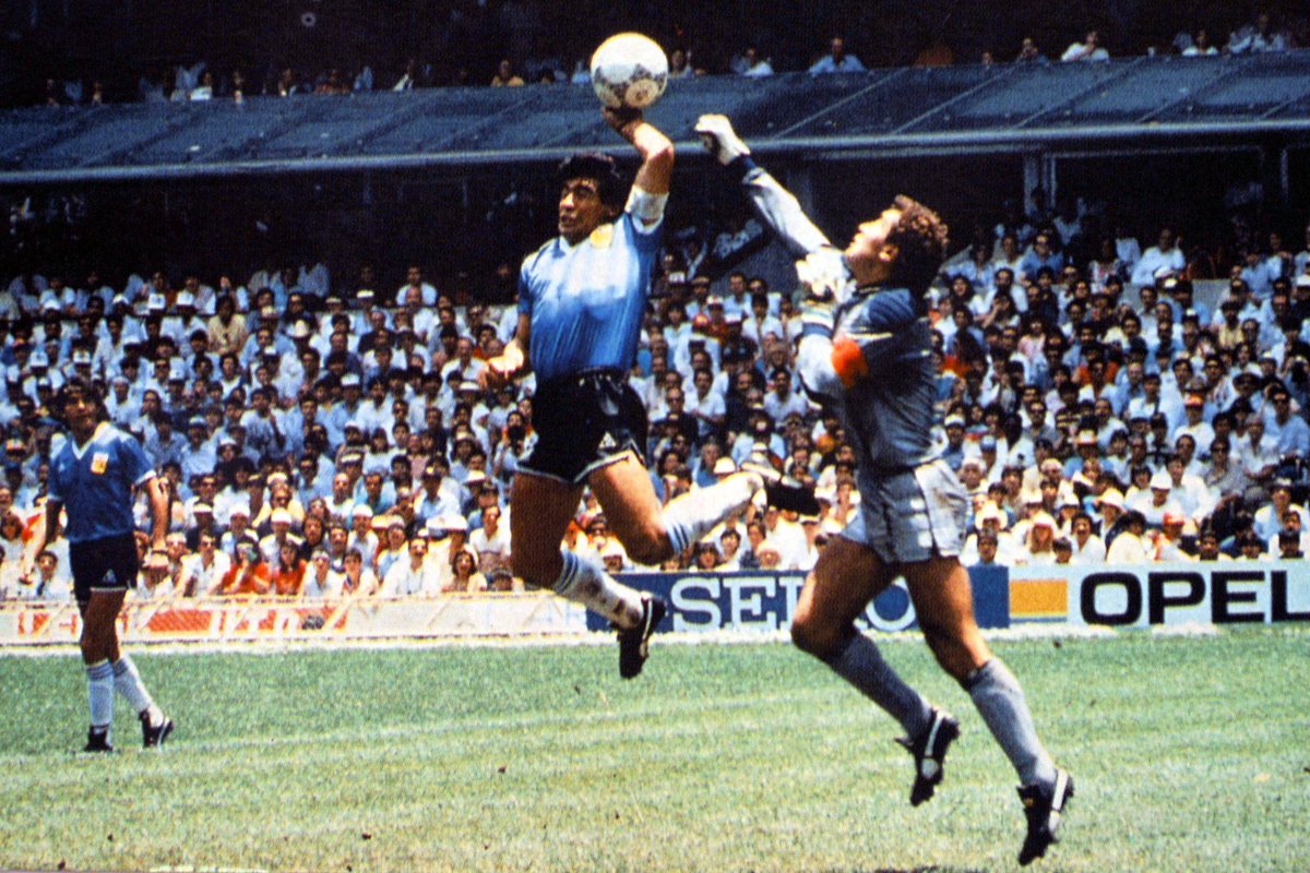 ActuFoot_'s tweet photo. La Main de Dieu,

C’était il y a 37 ans. 🇦🇷🖐⚽️ https://t.co/2HDMBAXqhy