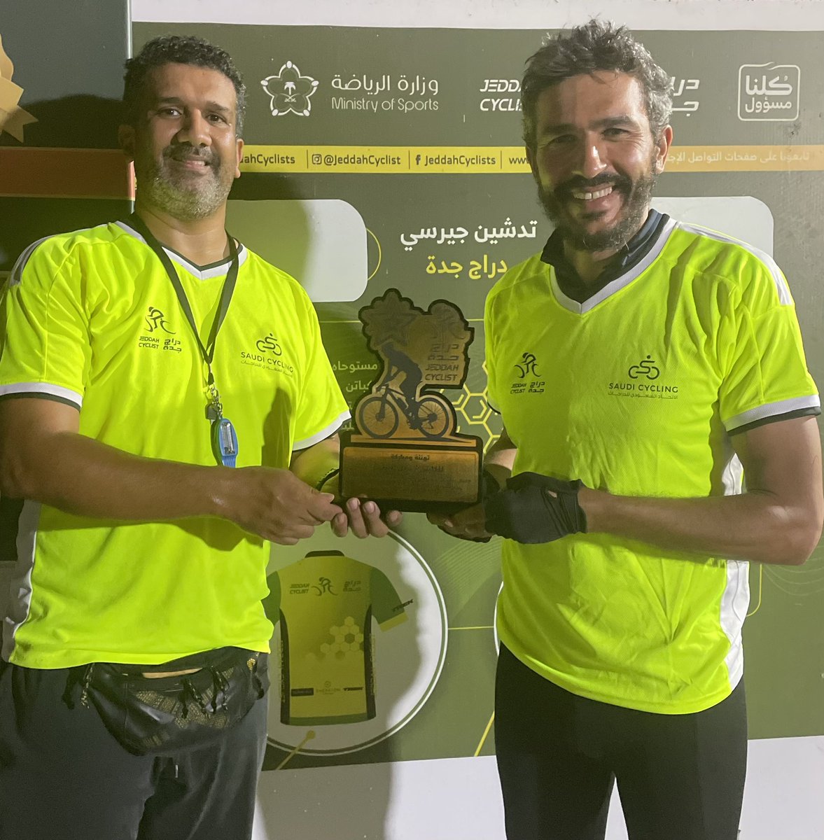 NabilEnnasri's tweet photo. Very honored by the very warm welcome and the symbolic gifts received from the members of the @Saudi_Cycling for my arrival in Jeddah and the 5,067 km cycled from Paris in order to perform the Hajj.
Thank you so much 🇸🇦🇫🇷🇲🇦
Merci du super accueil 💙
#HadjByCycle 🌍
#Labayk 🕋 https://t.co/UTffezl68t