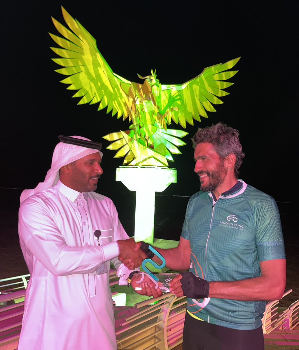 NabilEnnasri's tweet photo. Very honored by the very warm welcome and the symbolic gifts received from the members of the @Saudi_Cycling for my arrival in Jeddah and the 5,067 km cycled from Paris in order to perform the Hajj.
Thank you so much 🇸🇦🇫🇷🇲🇦
Merci du super accueil 💙
#HadjByCycle 🌍
#Labayk 🕋 https://t.co/UTffezl68t