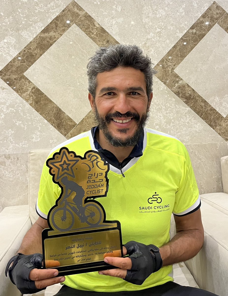NabilEnnasri's tweet photo. Very honored by the very warm welcome and the symbolic gifts received from the members of the @Saudi_Cycling for my arrival in Jeddah and the 5,067 km cycled from Paris in order to perform the Hajj.
Thank you so much 🇸🇦🇫🇷🇲🇦
Merci du super accueil 💙
#HadjByCycle 🌍
#Labayk 🕋 https://t.co/UTffezl68t