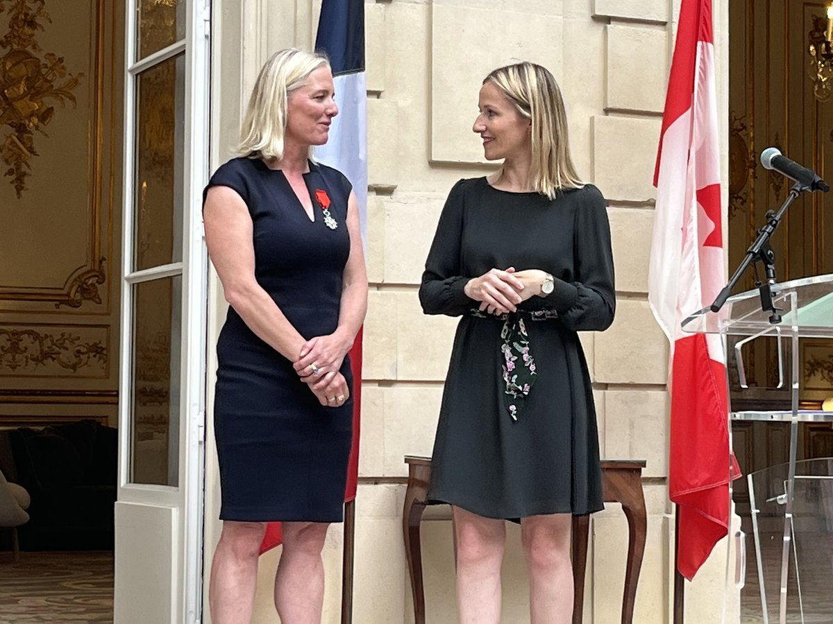 Cérémonie chaleureuse à @AmbCanFrance pour la remise de la légion d’honneur à @cathmckenna par @BCouillard33 pour son action en faveur de la lutte contre le changement climatique et de la coopération 🇫🇷 🇨🇦 . Bravo Catherine !