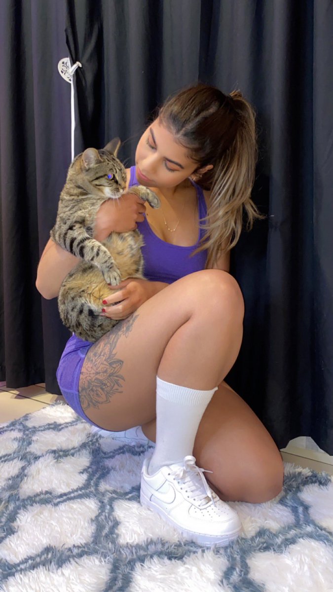 New cute post on my fanwall 💜🥰 

fanhouse.app/janique

#kitty #cat #gymgirl #gymfit #purple #SouthAfrica