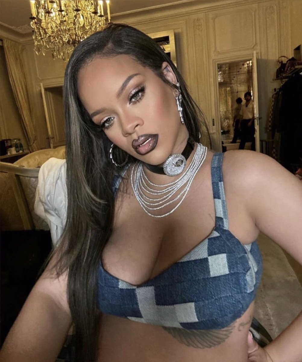 RihannaDaily's tweet photo. PaRIH 🖤 https://t.co/QpLqzQkcL8