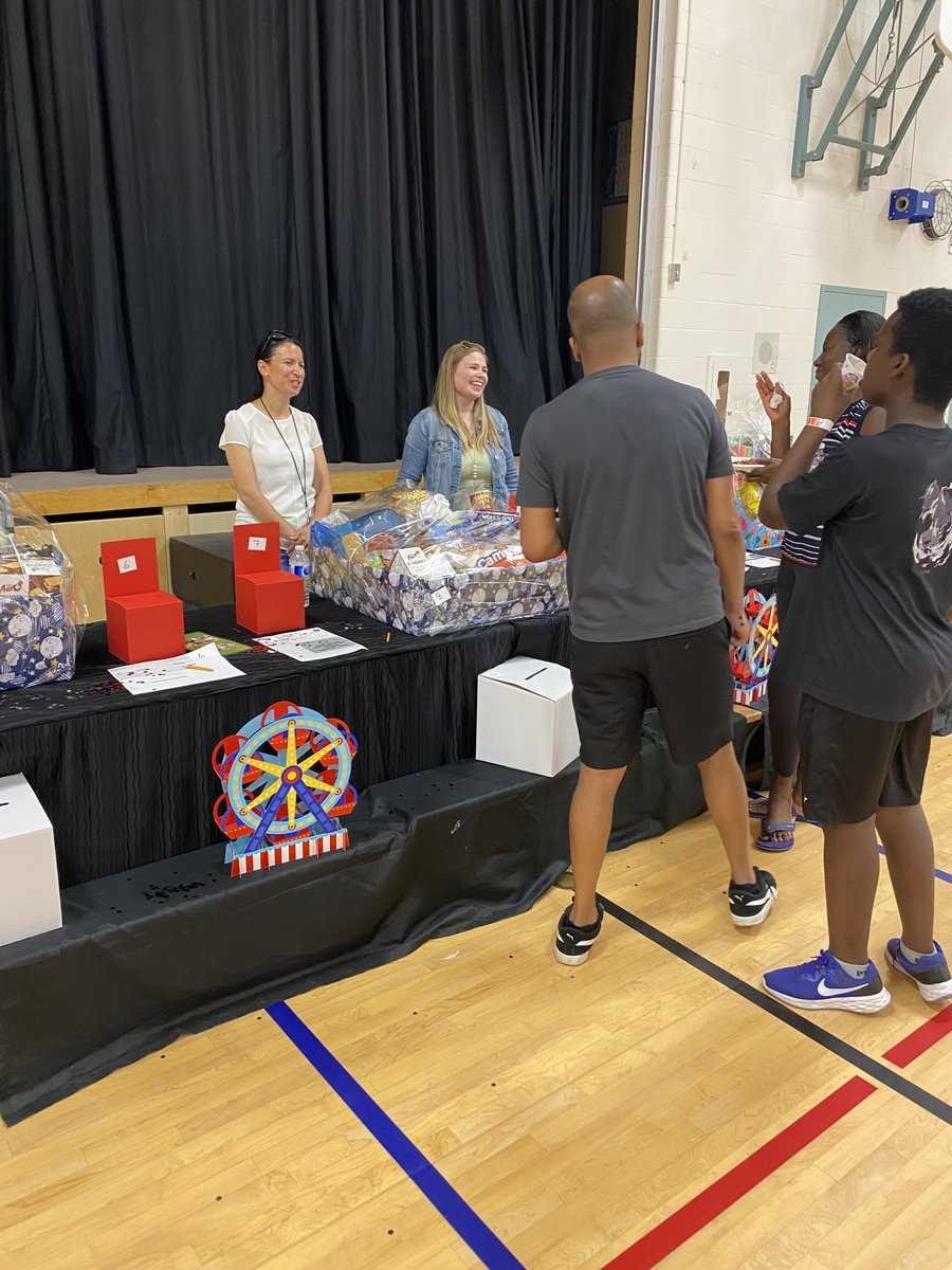 StLukeOakville's tweet photo. Games…raffles…treats and smiles! How much fun are we having tonight! Thank you to our CSC, parent volunteers, staff and students! Let’s not forget the STA volunteers and HRPS community partners! ⁦@HCDSB⁩ https://t.co/389IkjEi04