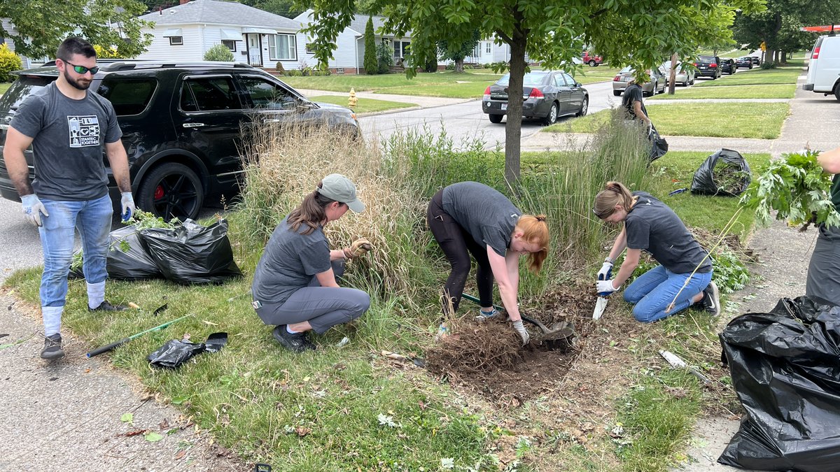 Krishna_H2O's tweet image. At @Stantec we always have our communities in mind. For our 10th Annual #SITC Week, #Cleveland @Stantec  employees volunteered with @west_creek and @clevemetroparks in removing weeds and cleaning debris from rain gardens and bioretention cells in Parma, OH. #StantecTogether