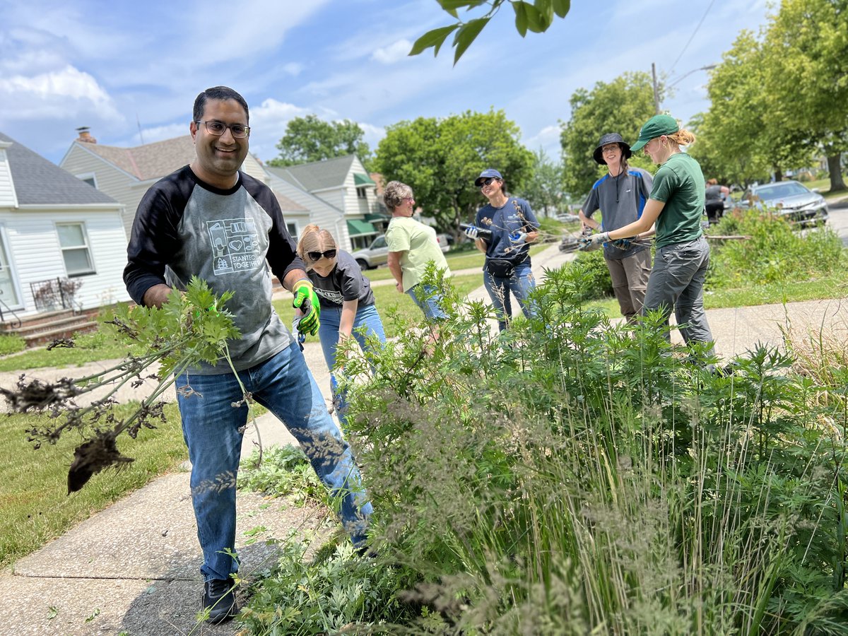 Krishna_H2O's tweet image. At @Stantec we always have our communities in mind. For our 10th Annual #SITC Week, #Cleveland @Stantec  employees volunteered with @west_creek and @clevemetroparks in removing weeds and cleaning debris from rain gardens and bioretention cells in Parma, OH. #StantecTogether